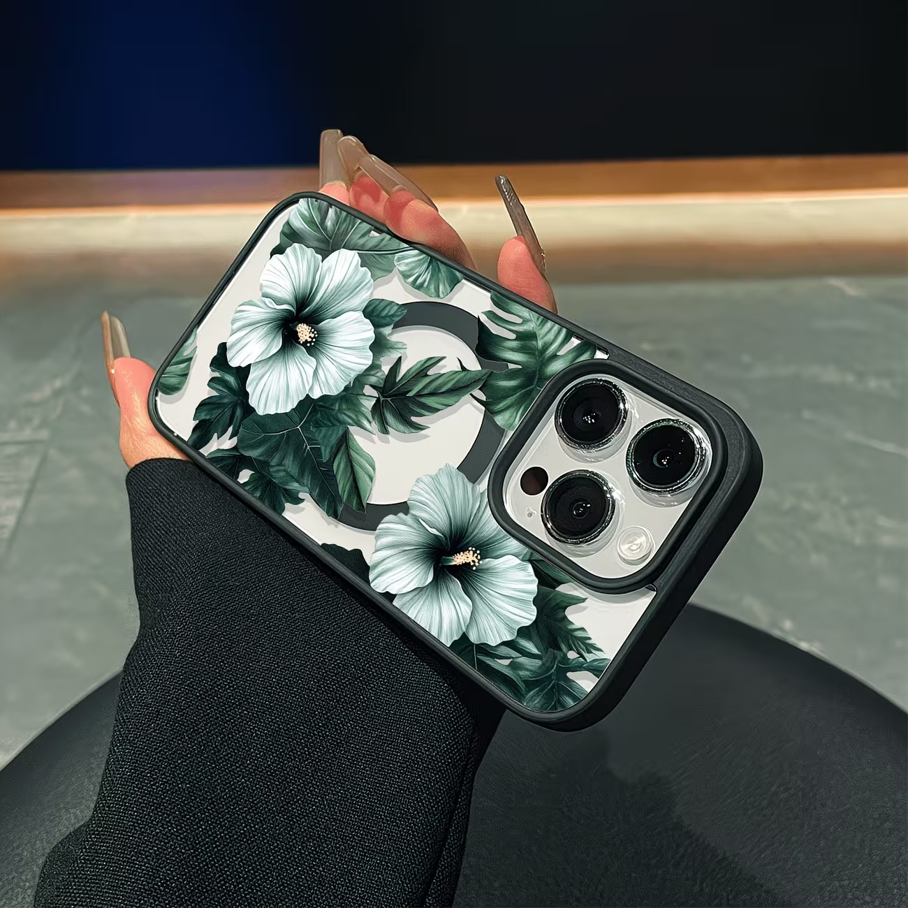 غطاء هاتف شفاف بتصميم زهور خضر - مراجعة Apple Iphone 16 وسعره